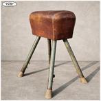 Oude turnbok met metalen poten, Ophalen