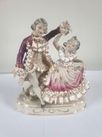 Antiek porseleinen beeld van een dansend paartje. 18 cm hoog, Antiek en Kunst, Antiek | Porselein, Ophalen of Verzenden