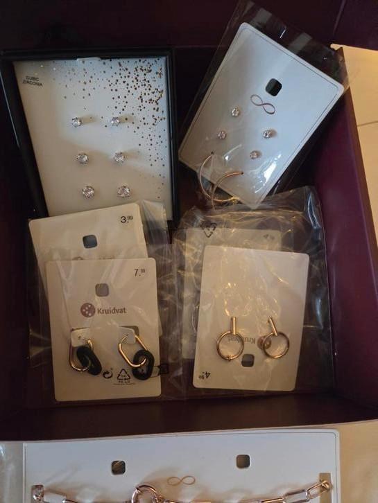 Kruidvat party box sieraden lot, Sieraden, Tassen en Uiterlijk, Oorbellen, Nieuw, Knopjes of Stekers, Overige materialen, Met strass