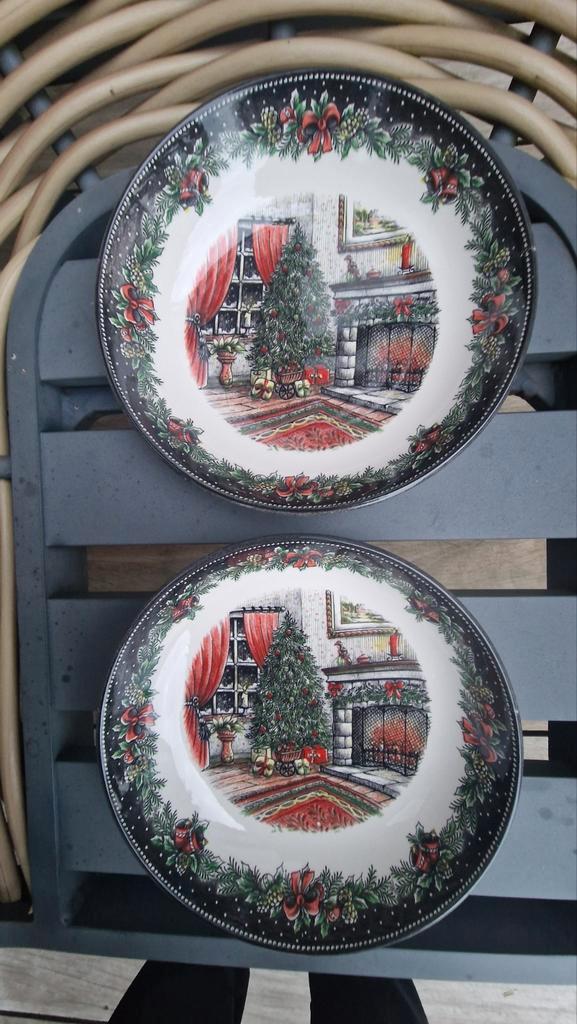 Kerstservies kerst 2 borden/schalen Royal Stafford, Huis en Inrichting, Keuken | Servies, Zo goed als nieuw, Bord(en), Overige stijlen