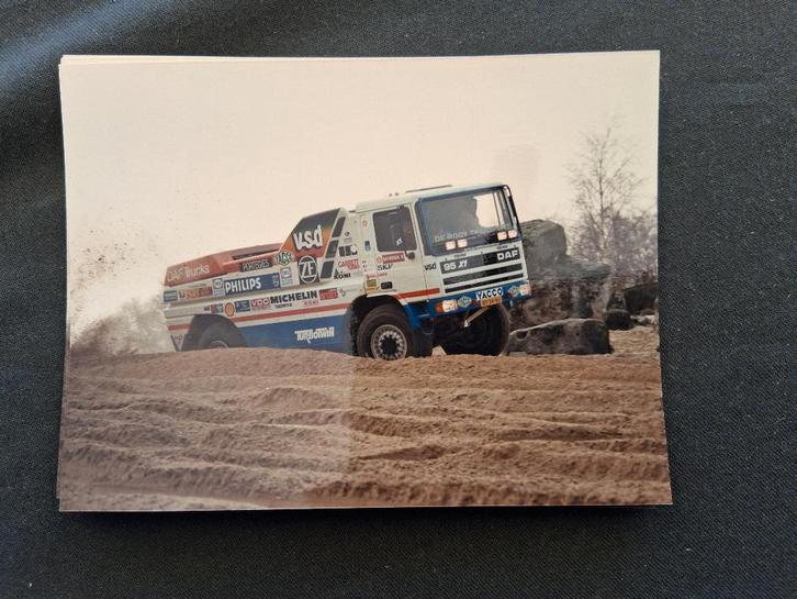 persfoto kleur DAF 95 X1 in actie Paris Dakar 1988, Verzamelen, Automerken, Motoren en Formule 1, Zo goed als nieuw, Auto's, Ophalen of Verzenden