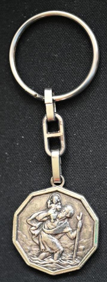  Unieke Christoffel Sleutelhanger – Verzilverde Look ️ beschikbaar voor biedingen