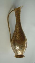 Oude koperen of brons bewerkte kan of vaas met oor, Ophalen of Verzenden
