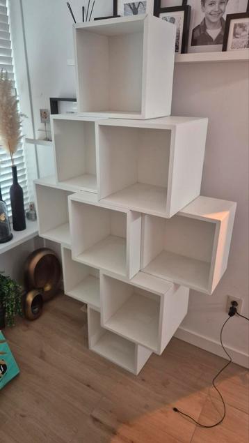 Ikea eket kasten aan elkaar. Om op te hangen 
