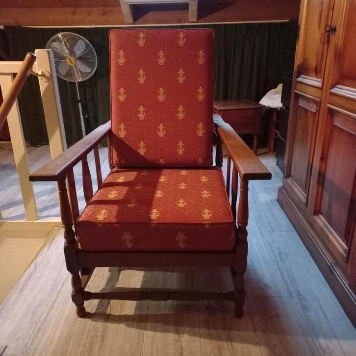 Antieke rookstoel bruin hout en rode kussens, Antiek en Kunst, Antiek | Meubels | Stoelen en Banken, Ophalen