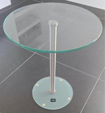 Glazen bijzettafel rond beschikbaar voor biedingen
