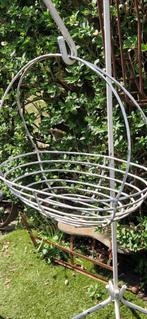Bloemenmand op smeedijzeren hangbeugel/staander (brocante), Tuin en Terras, Ophalen, Gebruikt