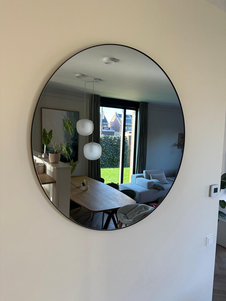 AYTM Circum spiegel zwarte lijst, 110cm diameter, Huis en Inrichting, Woonaccessoires | Spiegels, Ophalen, 100 tot 150 cm, Rond