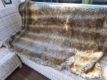 Bruingrijs bont plaid beschikbaar voor biedingen