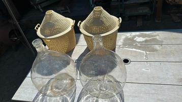 Twee mandflessen (of ballonfles of vergistingsfles) beschikbaar voor biedingen