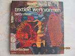 VINTAGE boek TEXTIELE WERKVORMEN Hetty MOOI 1972 kunst IZGS, Gelezen, Ophalen of Verzenden, Hetty Mooi, Overige onderwerpen