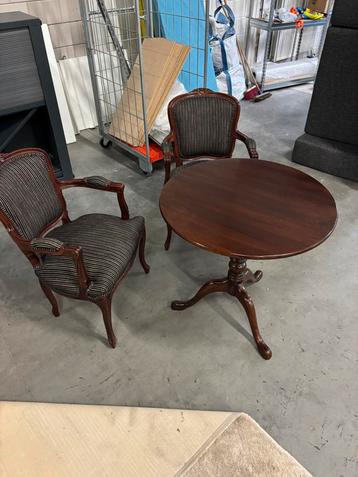 Franse armstoelen met velours en bijpassende tafel beschikbaar voor biedingen