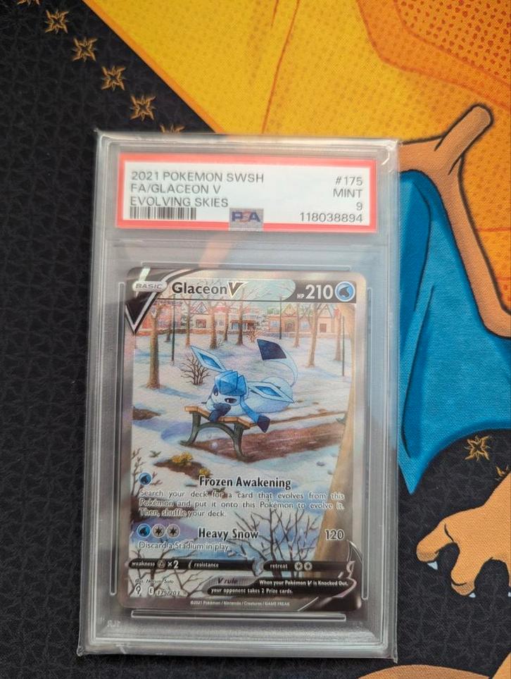 Glaceon V Full Art #185 Pokemon Evolving Skies PSA9, Hobby en Vrije tijd, Verzamelkaartspellen | Pokémon, Zo goed als nieuw, Losse kaart