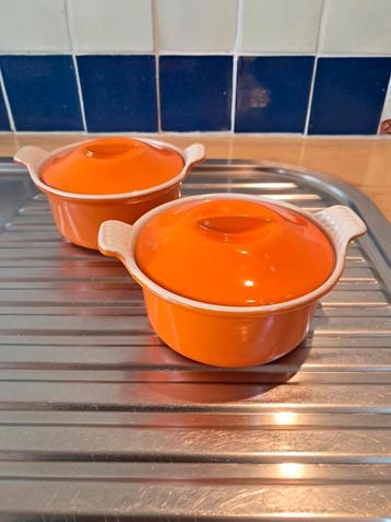 Twee LE CREUSET cocottes oranje giietijzer bijna nieuwstaat beschikbaar voor biedingen