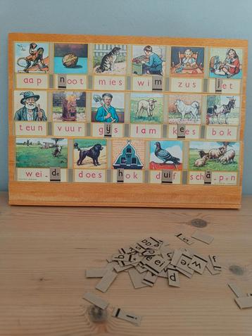 Vintage leesplankje met losse letters beschikbaar voor biedingen