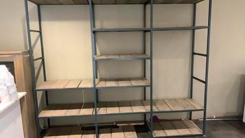 Kast met hout en ijzeren frame beschikbaar voor biedingen