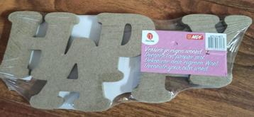 Knutsel Houten woord “Happy" om te versieren beschikbaar voor biedingen