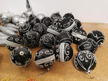 Heel veel kerstballen  beschikbaar voor biedingen