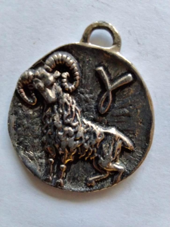 Sterrenbeeld Ram Bedel vintage frans, Sieraden, Tassen en Uiterlijk, Bedels, Gebruikt, Overige merken, Zilver, 1 bedel, Ophalen of Verzenden