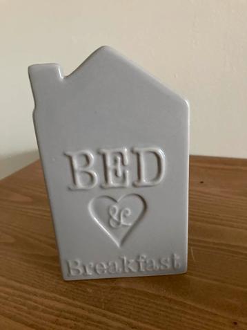 *Aardewerk bloempot met tekst b&b* beschikbaar voor biedingen