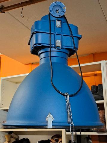 Grote Blauwe Industriële Lamp beschikbaar voor biedingen