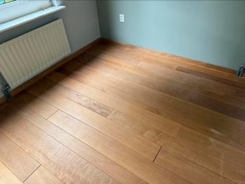 Mooie zwevende houten planken vloer 25 m2 beschikbaar voor biedingen