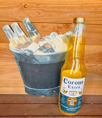Corona bord en opblaasfles (Suzuki Corona team) beschikbaar voor biedingen