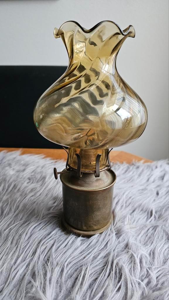 Antieke Petroleumlamp met Amberkleurig Glas, Antiek en Kunst, Antiek | Lampen, Ophalen of Verzenden