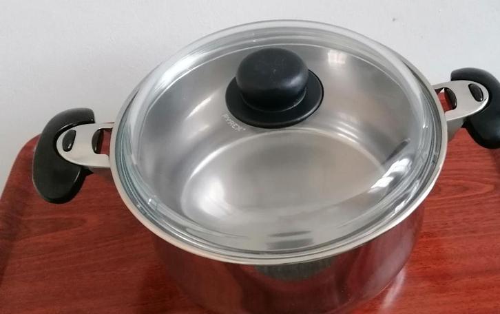 Soeppan Rvs met glazen deksel 5 liter € 12,50, Huis en Inrichting, Keuken | Potten en Pannen, Gebruikt, Kookpan of Snelkookpan