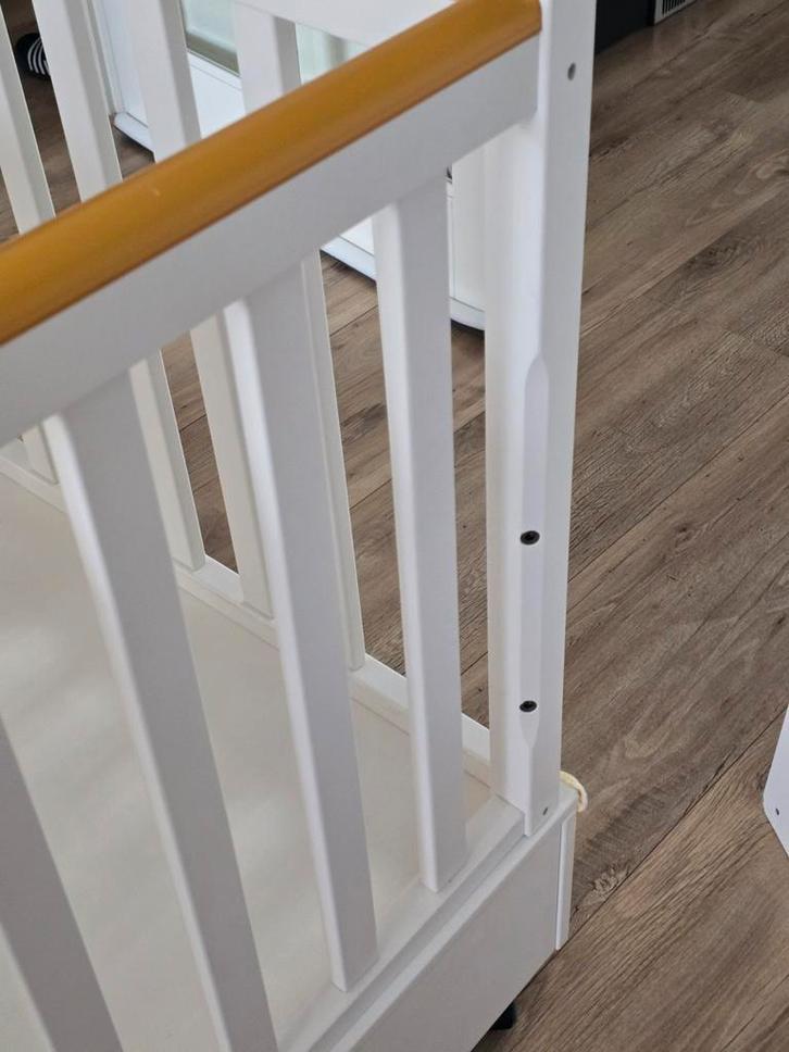 Mooi wit ledikant met matras, Kinderen en Baby's, Babywiegjes en Ledikanten, Gebruikt, Ledikant, Ophalen