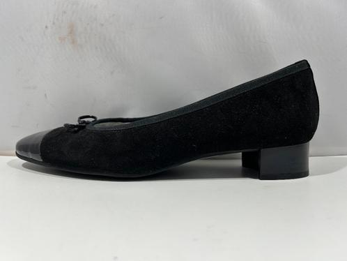 Nieuw: Alexandria, maat 39 zwart suède schoenen met strikje, Kleding | Dames, Schoenen, Nieuw, Ballerina's, Zwart, Verzenden