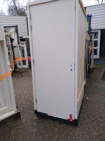 Hardhout kozijn met dichte buiten deur beschikbaar voor biedingen