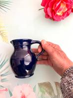 Mooi donker blauw kelk vaasje | blauw karaf kannetje |, Blauw, Aardewerk of Porselein, Ophalen of Verzenden, Zo goed als nieuw