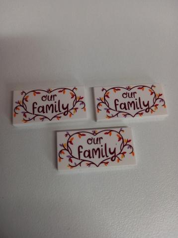 NIEUW: White Tile 2 x 4 with Reddish Brown 'our family' in H beschikbaar voor biedingen
