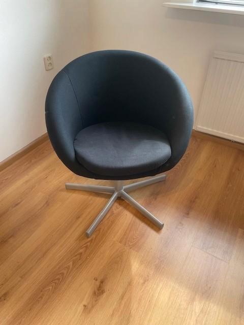 Design draaibare kuipstoel op voet, Huis en Inrichting, Stoelen, Gebruikt, Eén, Metaal, Stof, Zwart, Ophalen