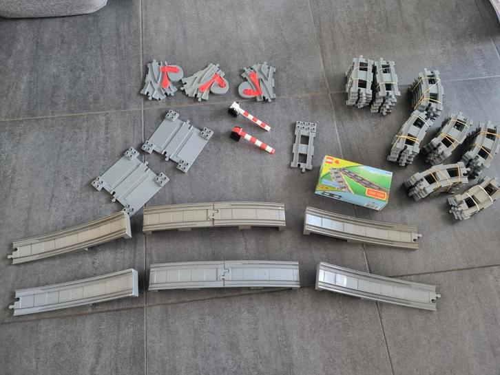 Heel veel Duplo wegdelen, bruggen en treinwissels, Kinderen en Baby's, Speelgoed | Duplo en Lego, Zo goed als nieuw, Duplo, Ophalen of Verzenden