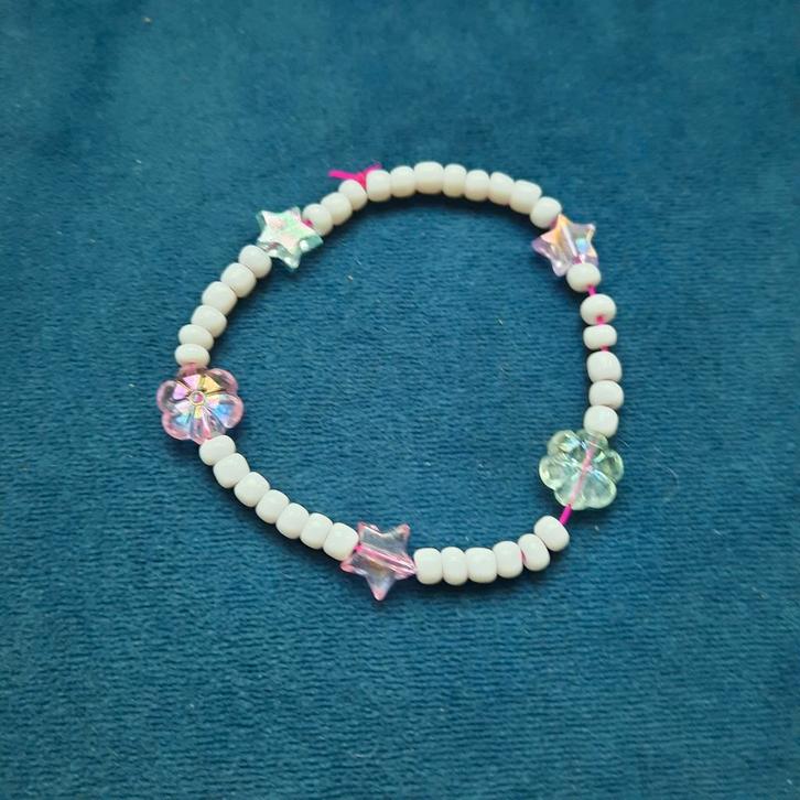 Leuke witte armband met bedels grote maat, Sieraden, Tassen en Uiterlijk, Armbanden, Nieuw, Kunststof of Plastic, Wit, Met bedels of kralen