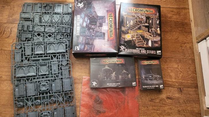 Necromunda/Warhammer 40k terrein - nieuw in box / sprue, Hobby en Vrije tijd, Wargaming, Nieuw, Warhammer, Figuurtje(s), Ophalen of Verzenden