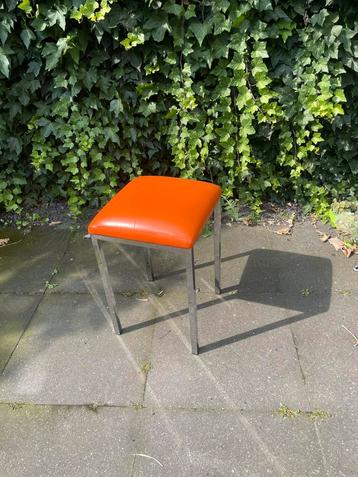 Vintage oranje krukje beschikbaar voor biedingen