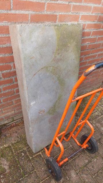 Traptrede beton grijs zwaar en degelijk gratis beschikbaar voor biedingen