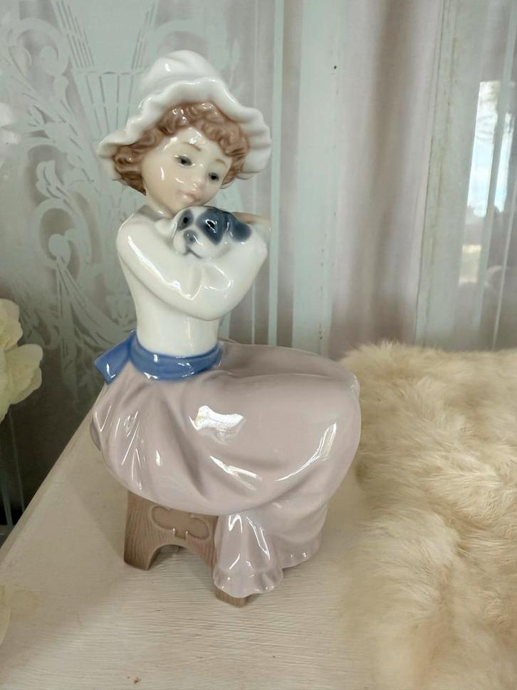 Lladro Porselein Meisje met Puppy, Antiek en Kunst, Kunst | Beelden en Houtsnijwerken, Ophalen