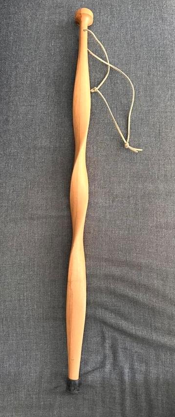 Vintage Amish wandelstok van gedraaid hout beschikbaar voor biedingen