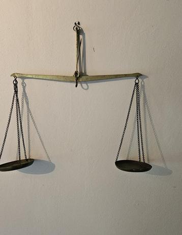 oude messing weegschaal beschikbaar voor biedingen