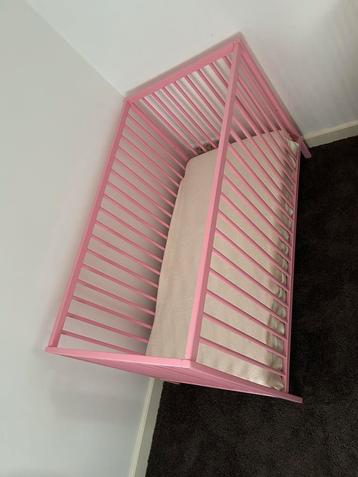 Roze houten ledikant, box, 120x60cm. Verstelbaar in hoogte beschikbaar voor biedingen