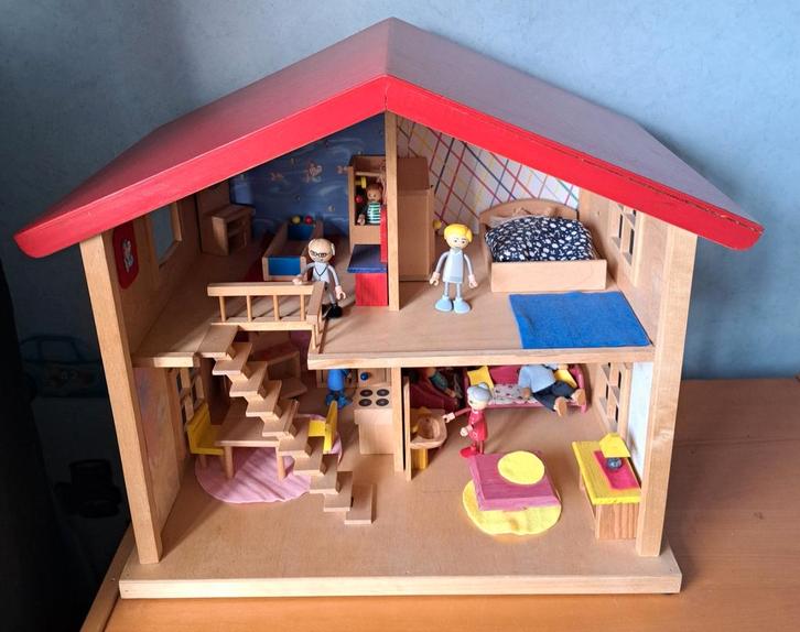 Houten Poppenhuis met Familie en Meubels, Kinderen en Baby's, Speelgoed | Poppenhuizen, Gebruikt, Poppenhuis, Ophalen