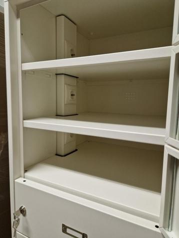 Laptopkast met 220V laadstroomvoorziening (outlet) beschikbaar voor biedingen