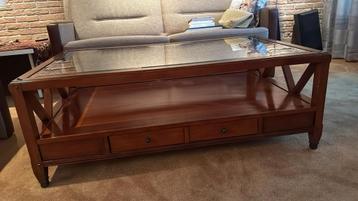 Stijlvolle houten salontafel met glasplaat en opberglades