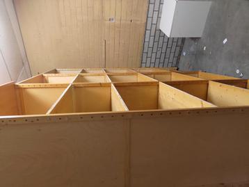 Te koop houten legbordenstelling massief beschikbaar voor biedingen