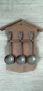 Retro houten lepelrek met 3 tinnen lepels, Ophalen of Verzenden