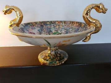 Italiaanse schaal met twee slangen koppen en bloemen, de Sch beschikbaar voor biedingen